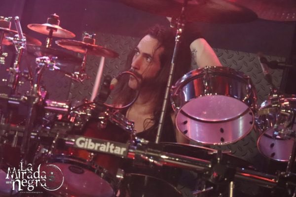 Y lo presentamos a lo grande el 21 de enero en la sala Stagelive de Bilbao, acompañados de Crazy World. Fue un bolazo para muestra la foto.