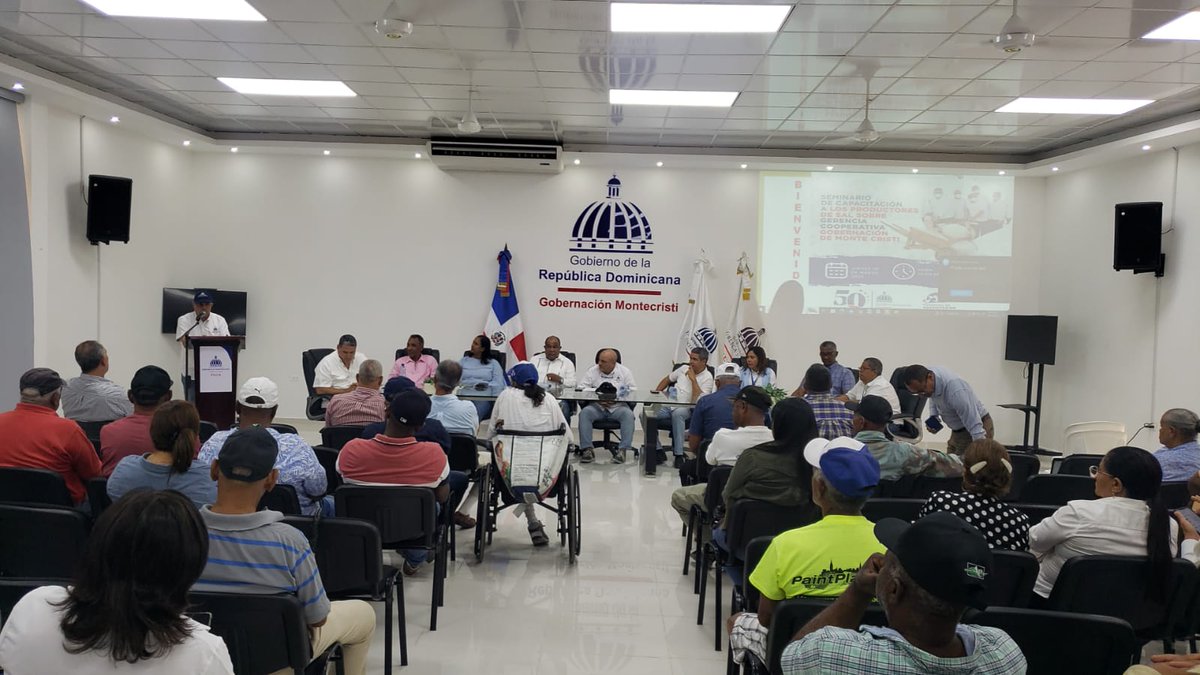 hecmiliogalvan's tweet photo. El Feda cumpliendo las instrucciones @luisabinader

Hoy se desarrolló un importante acto de capacitación sobre gerencia cooperativa a los productores de Sal de Montecristi al tiempo que también se le entregó un cheque por RD$7.3 millones de pesos a la Cooperativa de Salineros https://t.co/xTp7u9lLX6