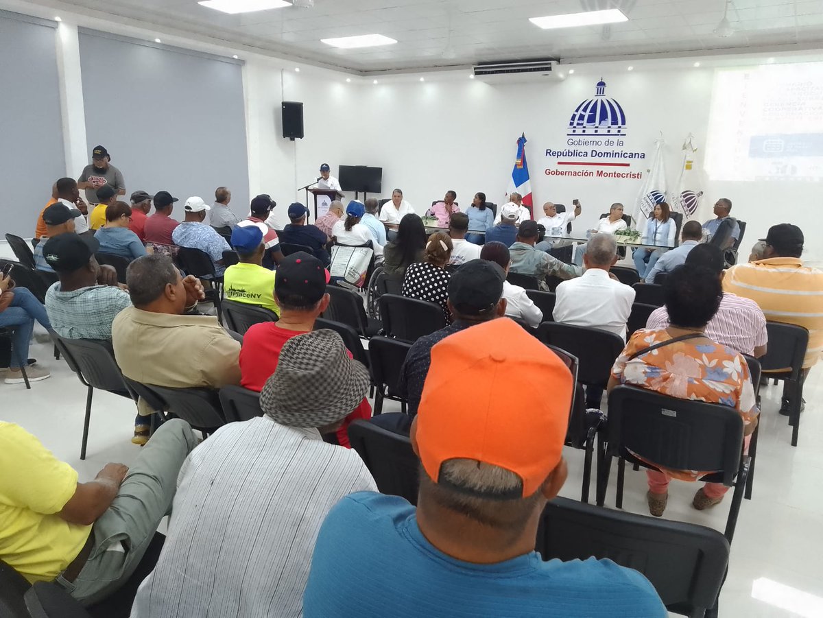 hecmiliogalvan's tweet photo. El Feda cumpliendo las instrucciones @luisabinader

Hoy se desarrolló un importante acto de capacitación sobre gerencia cooperativa a los productores de Sal de Montecristi al tiempo que también se le entregó un cheque por RD$7.3 millones de pesos a la Cooperativa de Salineros https://t.co/xTp7u9lLX6