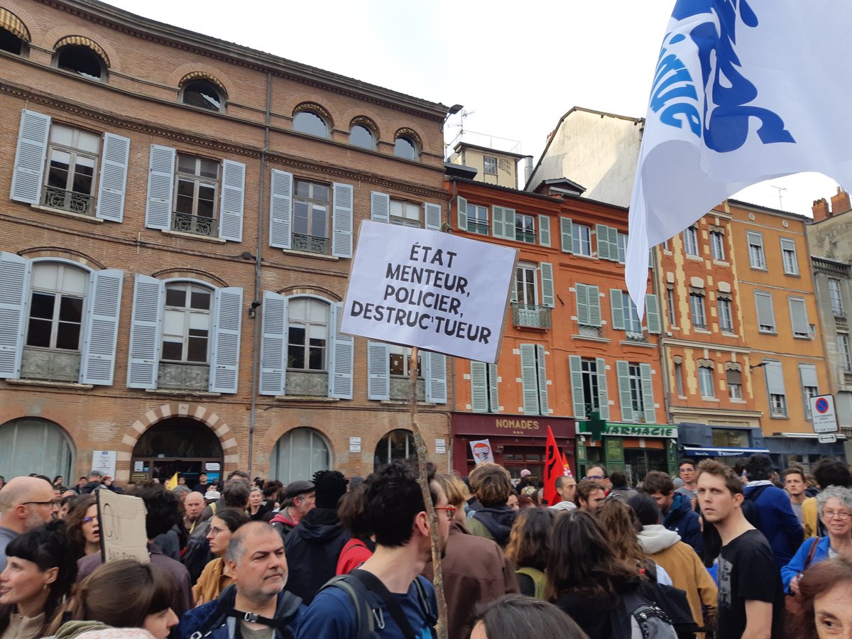 icioccitanie's tweet photo. Plusieurs centaines de personnes rassemblées à Toulouse contre les violences policières #30Mars2023 à l'appel du collectif @lessoulevements en soutien aux manifestants blessés à #SainteSoline https://t.co/17KCIM4qkq
