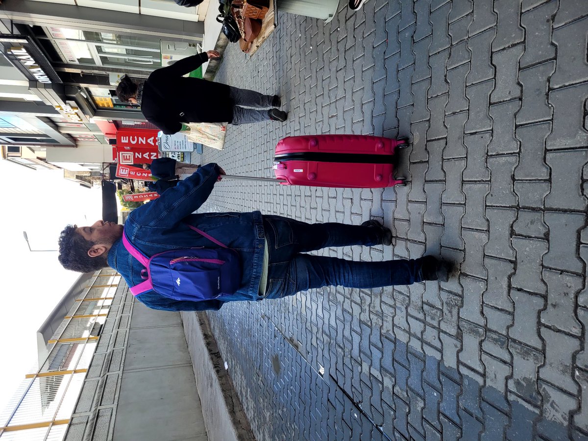 Hiçbir erkek günün bu saatinde pembe bir valizle bir yere gitmez, bir yerden gider..