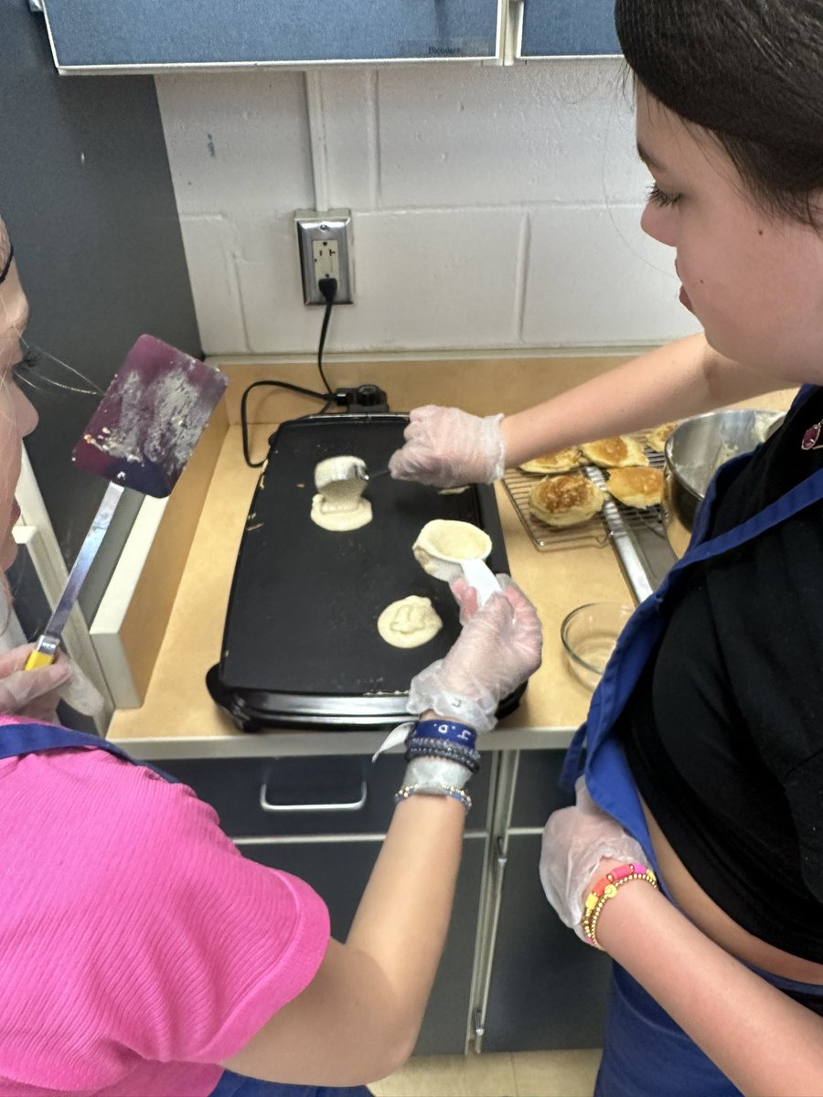 Boyd_FACS's tweet photo. Thanks @OberlinPta for our new skillets 😍. The students really enjoyed making homemade buttermilk pancakes 🥞! 6th grade Nutrition &amp; Wellness chefs did an amazing job! @oberlinmiddle #facs https://t.co/8QPFfGCjtr