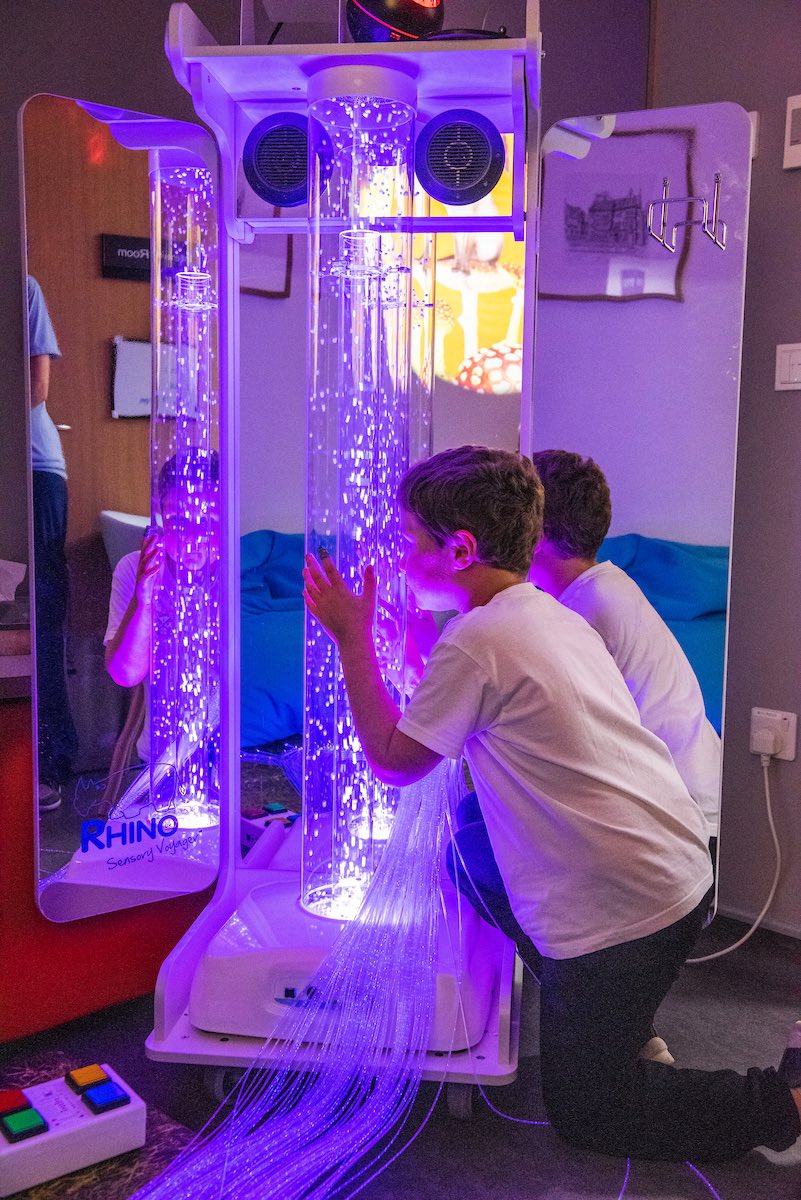 STARforHarris1's tweet image. How wonderful to see the portable sensory unit we funded being used so valuably at the Royal Hosp for Children and Young People in Edinburgh. ❤️ #SupportingChildrenAndYoungPeopleWithCancer
