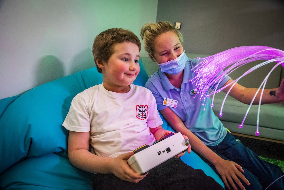 STARforHarris1's tweet image. How wonderful to see the portable sensory unit we funded being used so valuably at the Royal Hosp for Children and Young People in Edinburgh. ❤️ #SupportingChildrenAndYoungPeopleWithCancer