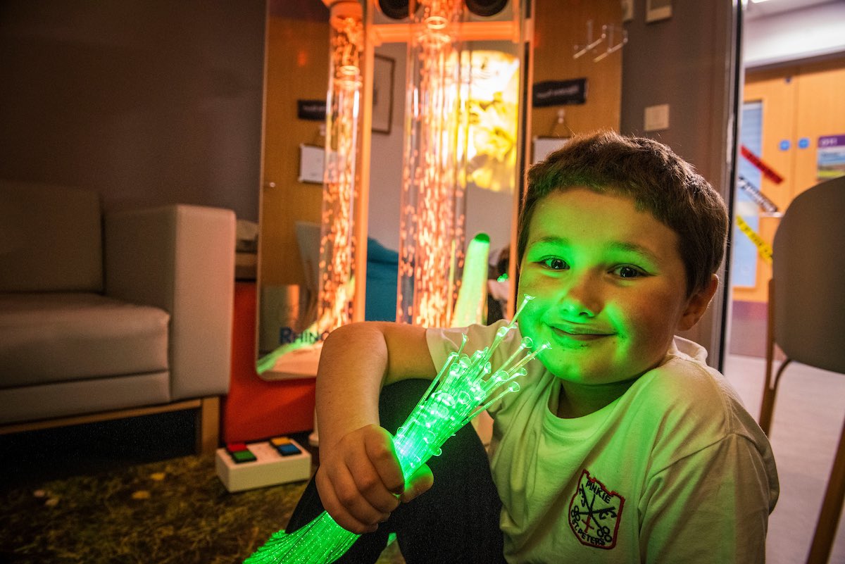 STARforHarris1's tweet image. How wonderful to see the portable sensory unit we funded being used so valuably at the Royal Hosp for Children and Young People in Edinburgh. ❤️ #SupportingChildrenAndYoungPeopleWithCancer