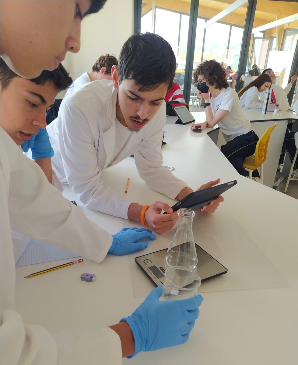 RealejosNazaret's tweet photo. Hoy los alumnos de 4°ESO  #Física hemos practicado en el laboratorio la preparación de disoluciones y las reacciones ácido-base.
.
.
#AulaMaker #LookUp @coleinnovadores https://t.co/uTniGs7pKD