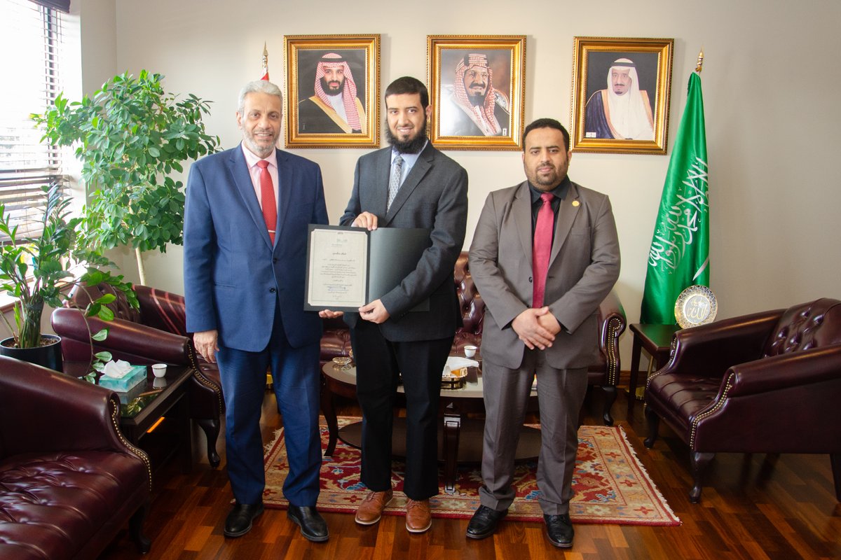 SaudiBureau's tweet photo. استقبل سعادة القائم بأعمال الملحقية الأستاذ الدكتور محمد بن عبد الله الجبرين الطبيب المبتعث بدر سعد القحطاني لشكره على تميزه بعمله ودقته في أداء واجباته كطبيب أدى إلى مساعدة مريضة كندية وإنقاذها من العمى بمستشفى جامعة اوتاوا.
 حيث لاقى هذا الإنجاز التقدير من إدارة المستشفى وأهالي المريضة.