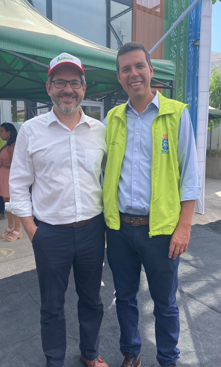 GobDigitalCL's tweet photo. 📢 Hoy jefe de Gobierno Digital @jinostro asistió a lanzamiento de #Rencat de @Muni_Renca. El primer asistente virtual en #Chile con inteligencia artificial que responde más de 1500 consultas 24/7, mejorando así la comunicación con vecinas y vecinos 🇨🇱 💪

#TransformaciónDigital https://t.co/UgESKguXdh