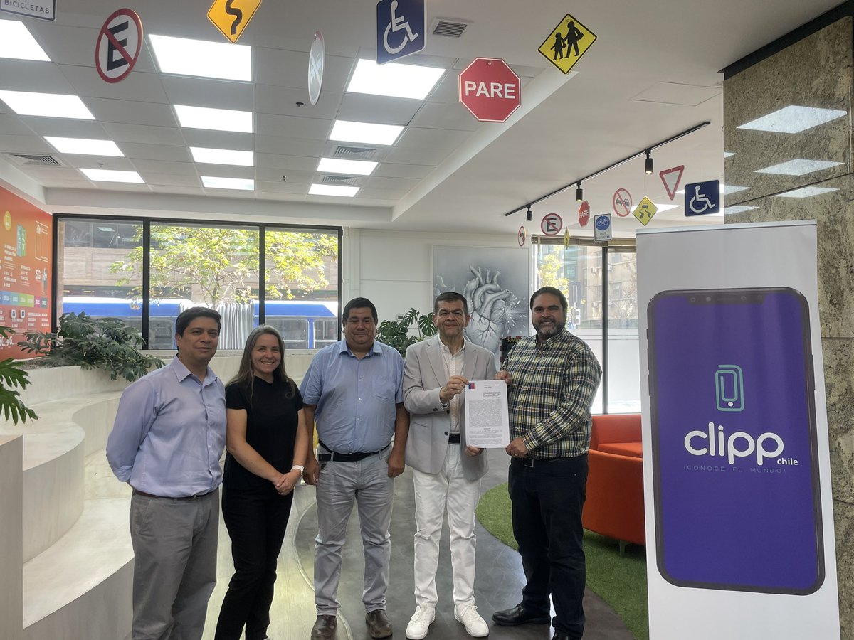 MTTStgo's tweet image. #AgendaMTT : El SEREMITT RM @R_Santa_Cruz junto a Andrés Córdova y Jaime Alegre quienes recibieron la autorización para operar con un piloto sobre una nueva aplicación de transportes “Clipp” para taxistas regulados en la Región Metropolitana. #ChileMejorConectado🇨🇱