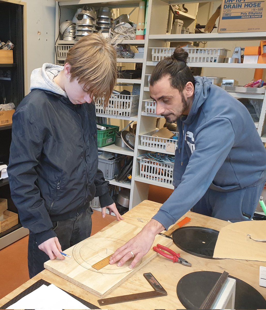 Hallo leraren!
We zijn niet compleet hoor, maar wij zijn de leerlingen van <a href="/WALHALLAB010/">WALHALLAbCapelle</a> (volg ons ff). We hebben binnen 3 maanden een oude school omgebouwd nadat we uit onze vorige hut moesten. En het leuke is: deze zomer gaat dit ook plat. Voor woningen! Fijn, hè?!
Grrrrrrr!