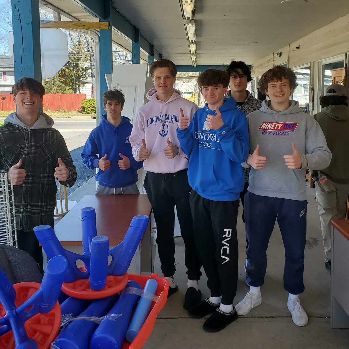 CAC_Donovan's tweet photo. Catholic Athletes for Christ members volunteered this morning at Seeds of Service in Brick.  Our Donovan Cathletes helped to  restock the food pantry and set up for the Flea Market Fundraiser at SOS this weekend.  @DonovanGriffins @DonovanSports @StJoesParishTR @dotcac https://t.co/V6X4IRTMLT
