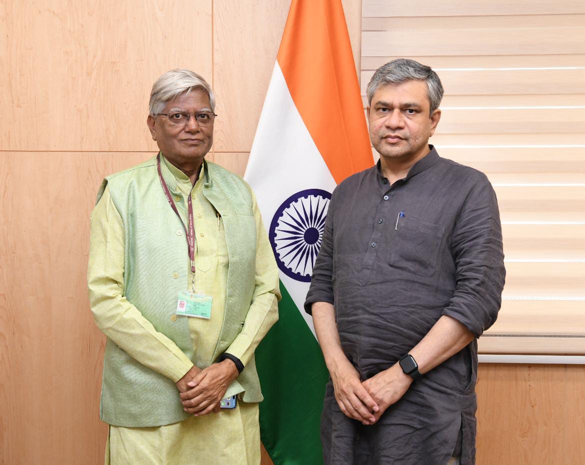 Com. S G Mishra,GS/ AIRF, met with Minister for Railways on 29 March and handed over him a copy of the attached letter, wherein AIRF has demanded to defer closure of 5 Railway Printing Press for one- year.
 M.R. was very positive and assured to consider our demand favourably.