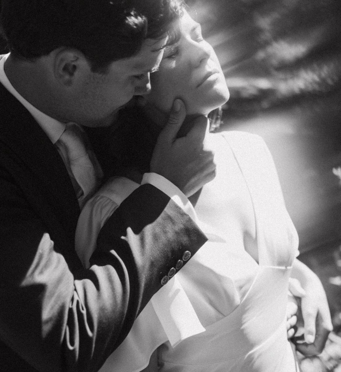 When you tell your photographer you want dreamy candids, and they understand the assignment ✨😍

📸: <a href="/ren/">Ren</a>.mckenzie

#AppleBrides #INWwedding #B&amp;W