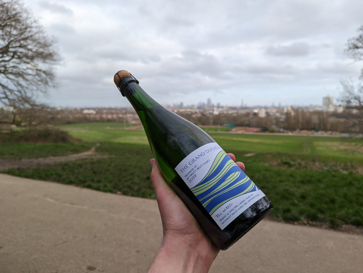 Had to try a total of 5 shops in NW5 to find any ESW, what's with that? Eventually found this "Grand Duchess" 2019 from Hattingley. Seemed suspiciously cheap at £24 and the reason is it's a Bacchus/Pinot Gris blend. Drinkable, but Bacchus really doesn't deliver on sophistication.