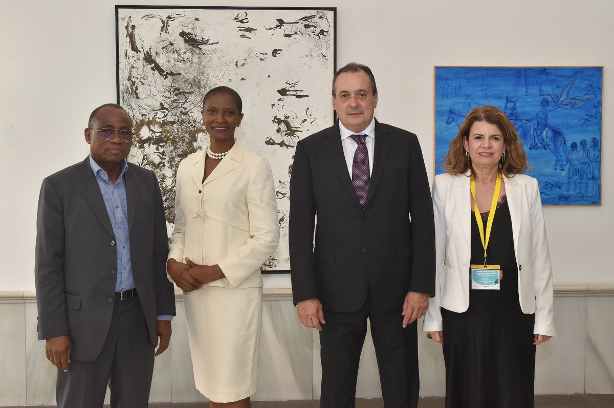 El consejero de Sanidad, Blas Trujillo, y la directora del SCS, Elizabeth Hernández, junto a la ministra de Salud de Cabo Verde, Filomena Gonçalves, y el ministro de Sanidad de Costa de Marfil, M. N'Guessan Koffi.