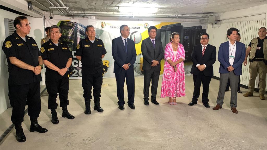 MininterPeru's tweet photo. ✅ El ministro Vicente Romero inaugura el Data Center de la Dirección de Inteligencia (#Dirin) de la @PoliciaPeru, que permitirá mejorar el procesamiento de información para luchar contra la delincuencia.

#PorUnPaísSeguro 🇵🇪 https://t.co/F3o97v0hJi