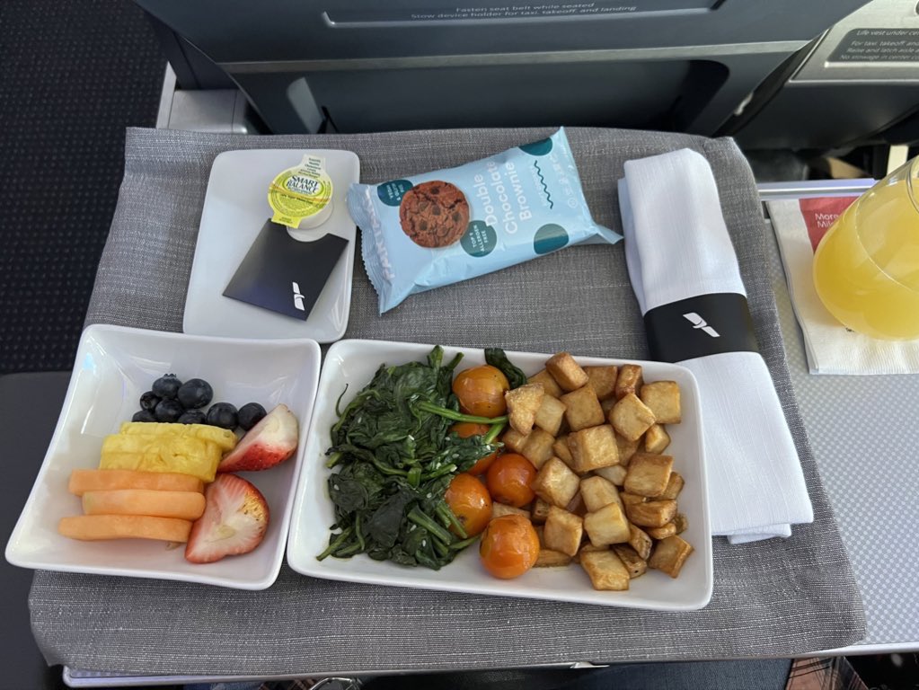 Verlene_Landon's tweet photo. @AmericanAir for the win. They were ably to get my pre-requested #vegan meal for my flight. Bonus…it was #glutenfree and delicious. https://t.co/HVWZ2rdTSU