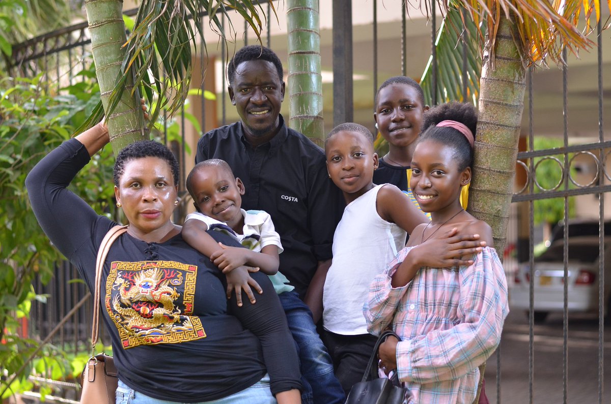 PatRobertLARUBI's tweet photo. Family ties #PatRobertLARUBI #TamPaLARUBI #BetterUBetterUg #LaRUBI https://t.co/9gJnCMGvay