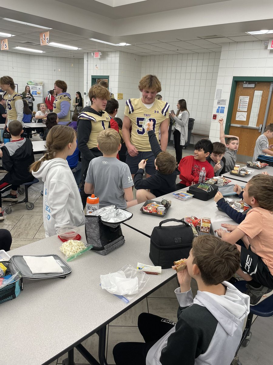 Today a group of our players had the privilege of meeting with and reading to some of the students at William Cappel Elementary. 

What a tremendous opportunity for our guys to practice servant leadership! Thank you for having us <a href="/WCE_Comets/">William Cappel Elem.</a>! #GoldStandard