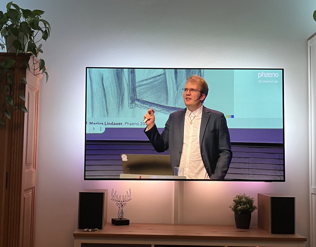 Ever thought about the effects of #AI on life and society? Interesting talk by @LindauerMarius at Phaeno Wolfsburg just ended. Main takeaway, today as question: how can we live and work best with AI in the future, without being afraid of its existence?
