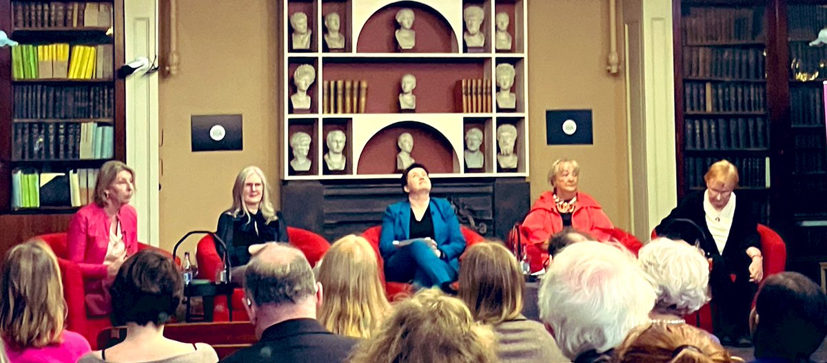 DrNiamhOReilly's tweet image. Powerful &amp;amp; authentic discussion @RIAdawson on why there are so few women in politics.
Topics:
Confidence, childcare, money, networking, loss of privacy &amp;amp; personal attacks, support for nominating candidates, issues with political system. Quotas

#RIAaccess2experts