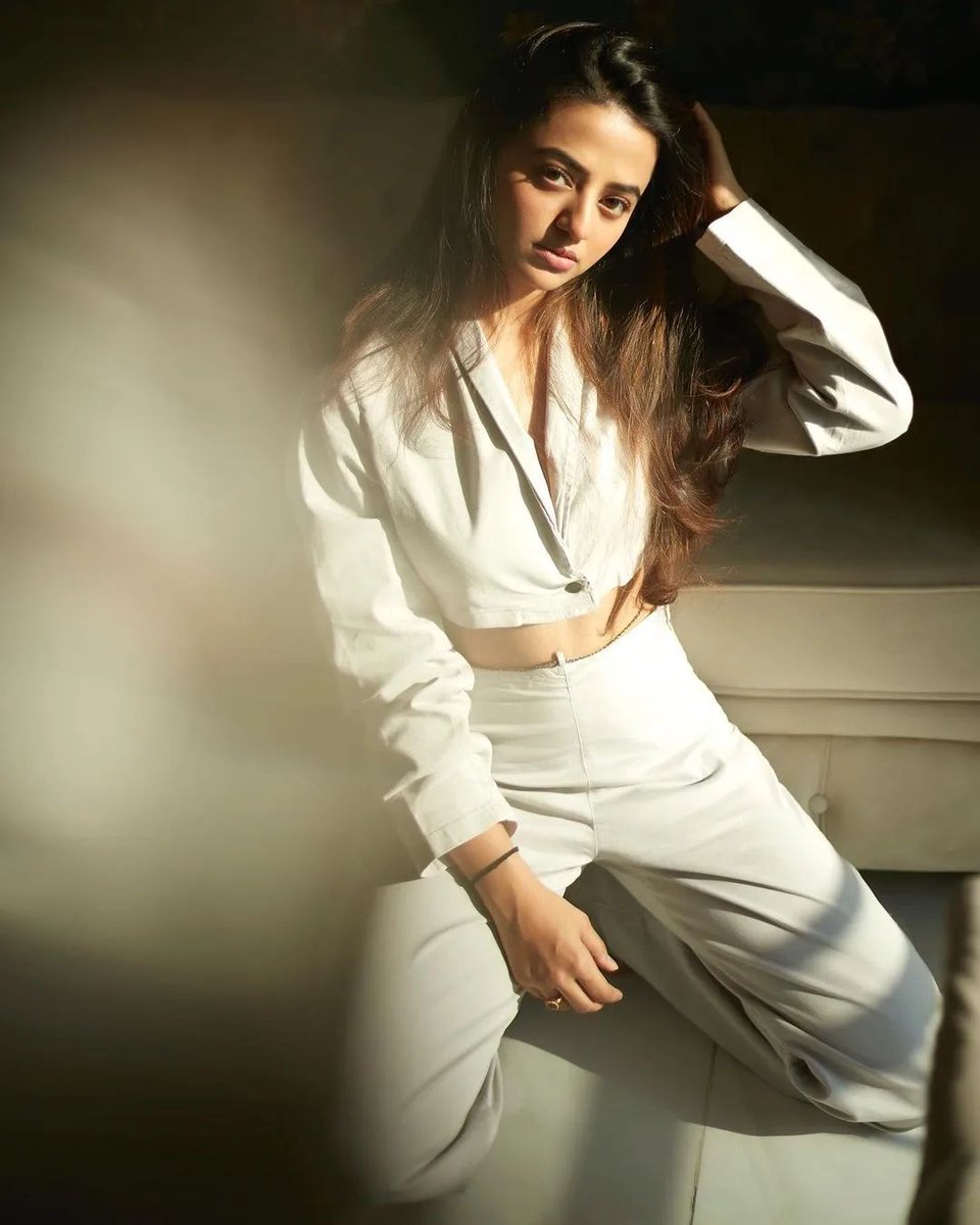 🤍🤎 hellyshahofficial
.
.
.
.
.
.
.
#hicelebmagazine #hellyshah #photoshoot #portraitshoot #candidlook #feelsathome #ootd