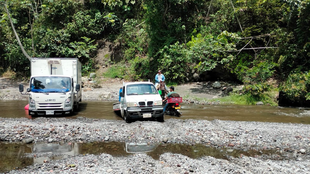 CoTerceraSenado's tweet photo. La senadora @ClaraLopezObre  busca una solución articulada e interinstitucional con la @AlcaldiaDeHonda, la @alcaldmariquita ,Secretaria de infraestructura del Tolima @gobertolima 
@InviasOficial y Juntas de acción comunal. https://t.co/JgmSYnRFTx