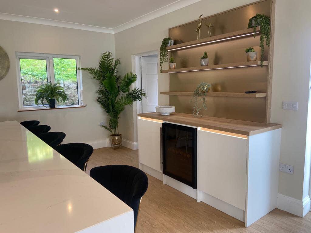 RatfordBridge's tweet photo. We are delighted to share this stunning kitchen with you.
Our client chose @Masterclasskitc H-Line Sutton in white, and @Silestone worktops.
With Madoc Mayfield Oak shelving, featuring integrated lighting, @NEFFHomeUK appliances, and Malmo flooring, we absolutely love it! 🥰 https://t.co/Nz91vSoI7g