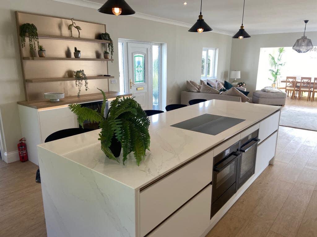 RatfordBridge's tweet photo. We are delighted to share this stunning kitchen with you.
Our client chose @Masterclasskitc H-Line Sutton in white, and @Silestone worktops.
With Madoc Mayfield Oak shelving, featuring integrated lighting, @NEFFHomeUK appliances, and Malmo flooring, we absolutely love it! 🥰 https://t.co/Nz91vSoI7g