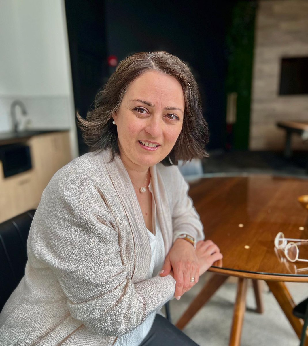 Angela | Comptable 
La force tranquille de l’équipe. Toujours souriante Angela amène du calme et de l’harmonie dans l’équipe.
Elle est prête à aider et conseiller son entourage à tout moment. Son écoute attentive est irréprochable.