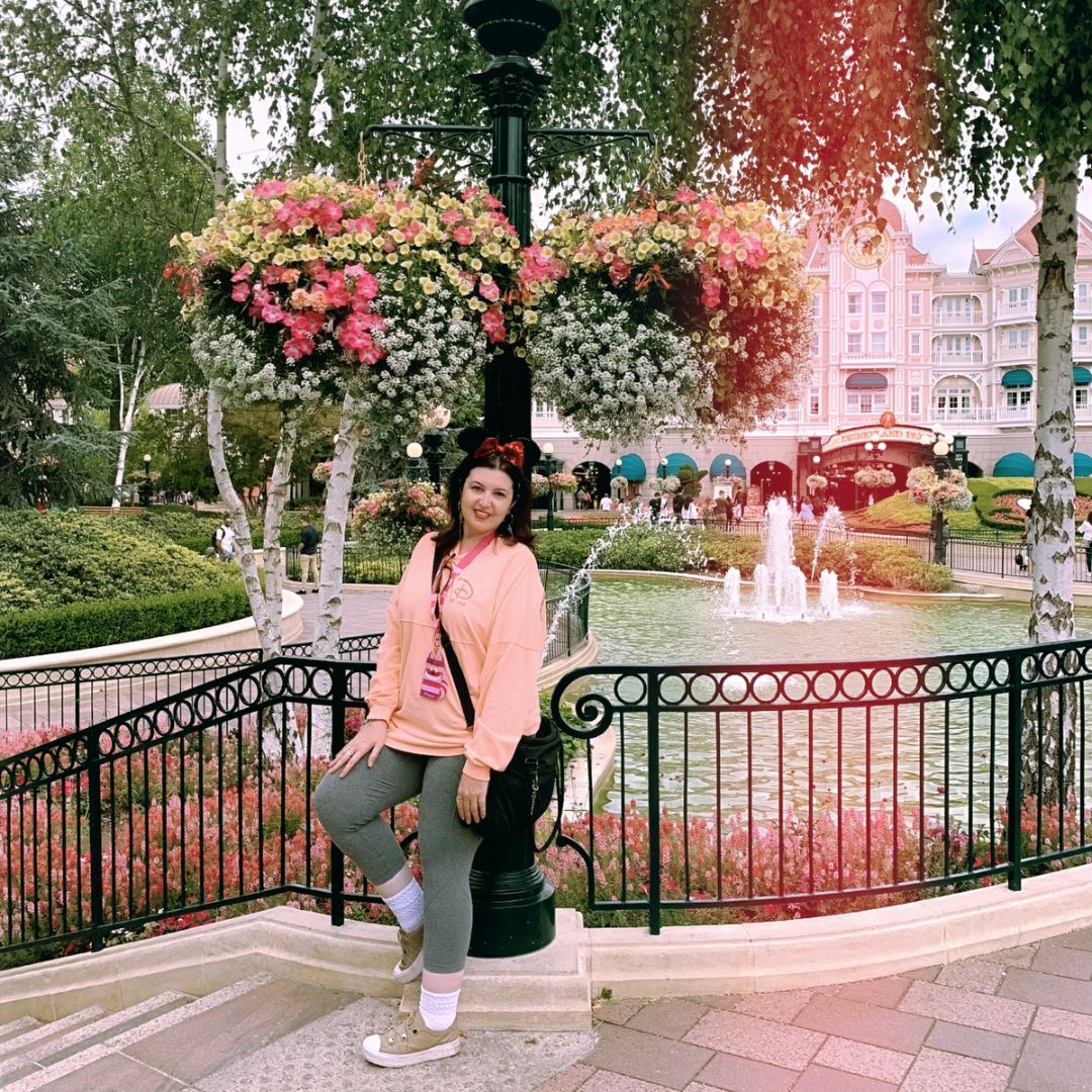 purridiomas's tweet photo. #TBT da visita na Disneyland Paris em 2019.
Esta é uma Disney muito fofinha, realmente você vê
toda a magia através de lentes cor de rosa.😍

Qual é o seu parque preferido? Disney ou Universal?👇

#ingles #inglês #limeirasp https://t.co/3iG33pySA3