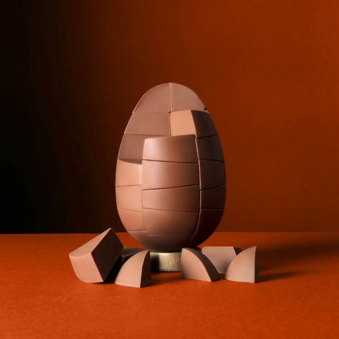 This egg is three-quarters of a kilo of solid Belgian Milk chocolate with caramel made of 42 separate solid chunks. Ideal as an unusual gift for a chocolate lover or to share with family and friends. 🐣
Shop now - ow.ly/riHE50NsxKa
#eastergift #eastertreats #easterchocolate