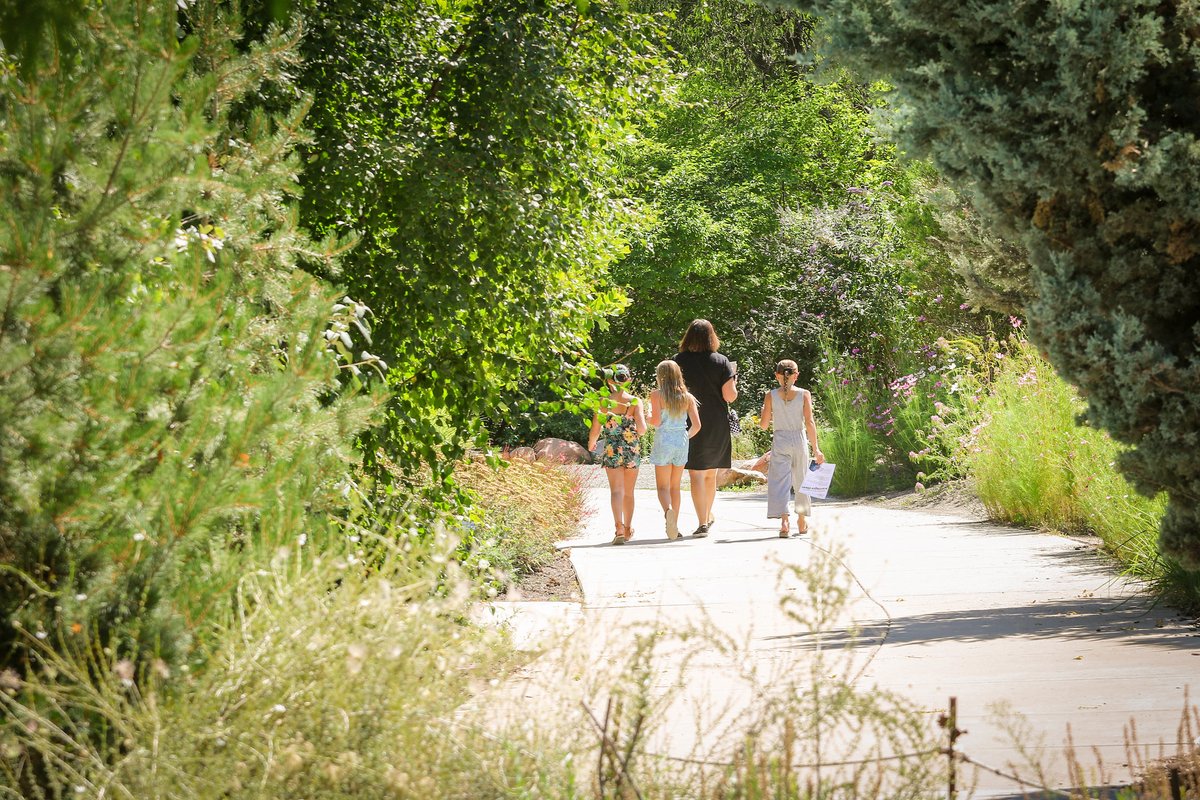 Happy #TakeAWalkInTheParkDay
What better way to celebrate than to take a walk around our beautiful grounds? 
Plan your visit here: tracyaviary.org/liberty-park/v…

Image Description: Guests walking through Tracy Aviary