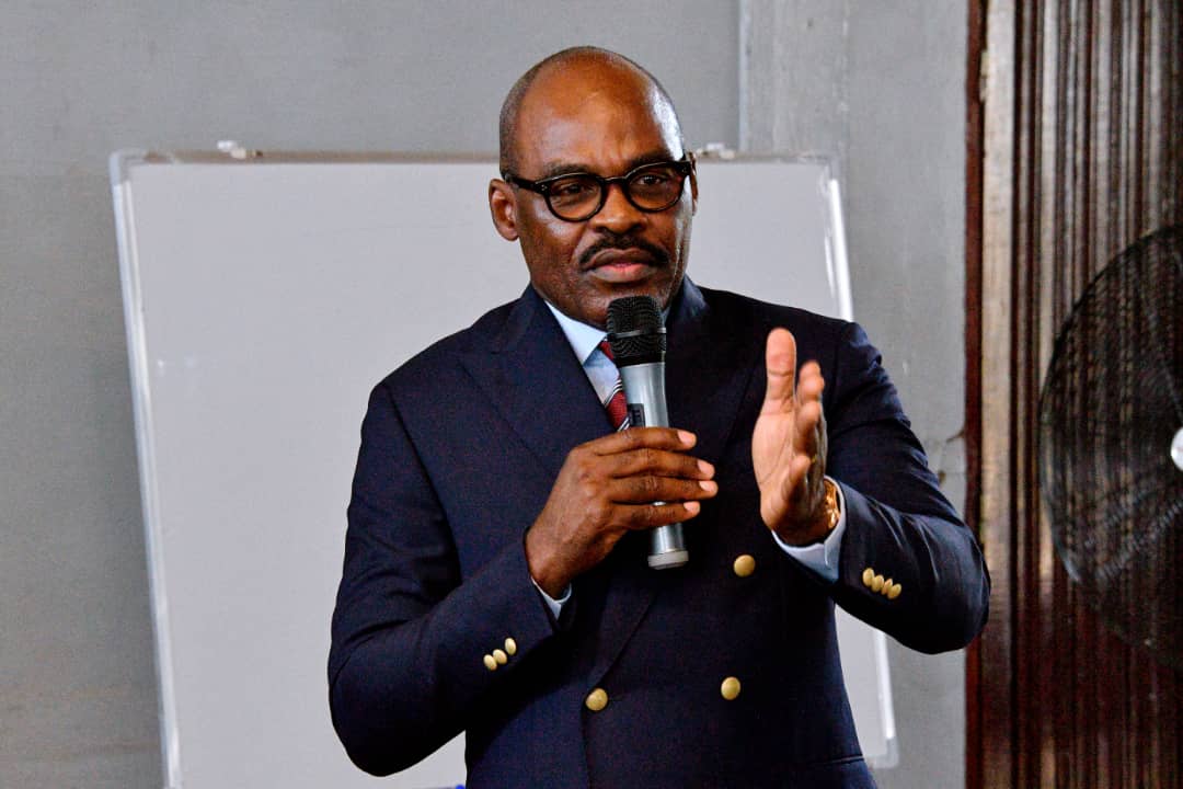 IsralMutombo11's tweet image. C&apos;est dans un climat plein d&apos;enthousiasme que le MinFin Nicolas KAZADI a visité son ancienne école, le groupe scolaire du MONT AMBA ce 30 mars 2023. Soyez curieux, lisez, il faut forger votre caractère pour réussir dans la vie a martelé @nskazadi devant les élèves de cette école.