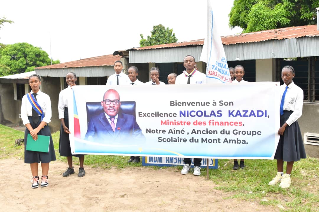 IsralMutombo11's tweet image. C&apos;est dans un climat plein d&apos;enthousiasme que le MinFin Nicolas KAZADI a visité son ancienne école, le groupe scolaire du MONT AMBA ce 30 mars 2023. Soyez curieux, lisez, il faut forger votre caractère pour réussir dans la vie a martelé @nskazadi devant les élèves de cette école.