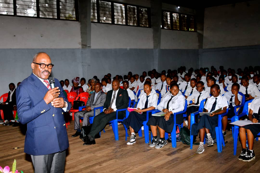 IsralMutombo11's tweet image. C&apos;est dans un climat plein d&apos;enthousiasme que le MinFin Nicolas KAZADI a visité son ancienne école, le groupe scolaire du MONT AMBA ce 30 mars 2023. Soyez curieux, lisez, il faut forger votre caractère pour réussir dans la vie a martelé @nskazadi devant les élèves de cette école.
