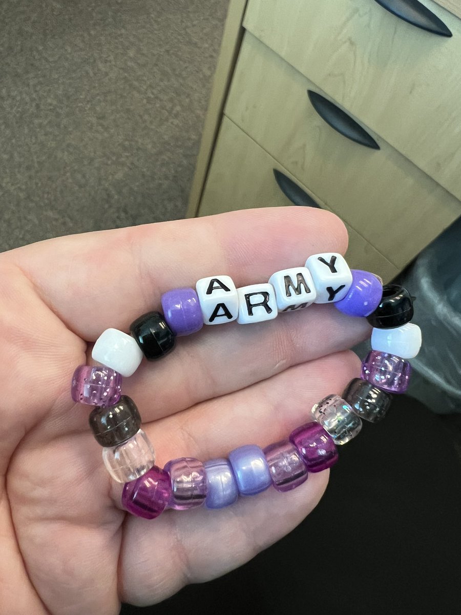 HaleyyyPhD's tweet photo. I haven’t posted in forever bc home improvement projects are all consuming buuut….

SO MANY OF MY STUDENTS THAT CAME TO HELP ME AT AN EVENT ARE ARMY! One’s going to see Suga in Chicago! One made my little boy a bracelet! I’m crying.  😭 😭😭😭😭 https://t.co/E0JyVJfsJf