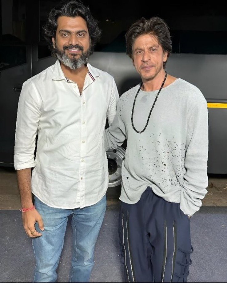 Latest pic of Handsome Hunk #ShahRukhKhan from the sets of #Jawan 🔥❤️
