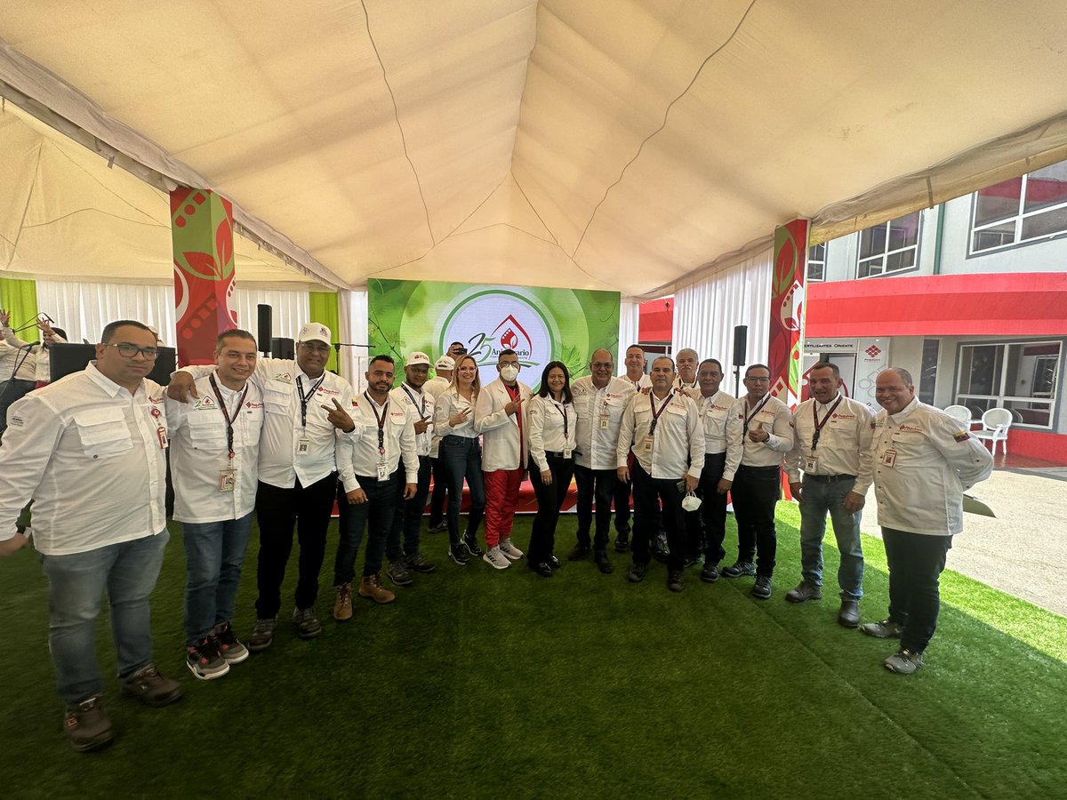 douglasavila644's tweet photo. 📍Complejo Petroquímico G/D José Antonio Anzoátegui. 

Celebramos con nuestros compañeros de @ferti_oriente, filial de Pequiven, quien arribó a sus 25 años siendo baluarte en el desarrollo agroindustrial de la nación 🇻🇪🏭.

@TellecheaRuiz @PDVSA @PDVSARefinacion https://t.co/pzx8DRVSXJ