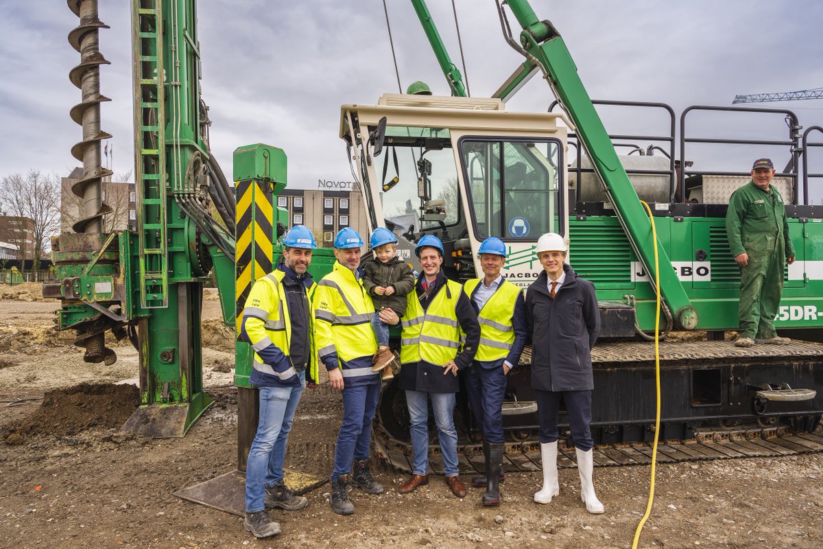 WADGL's tweet photo. De start van de bouw van de eerste 55 woningen van Fleur in Le Sud, aan de Groene Loper is feestelijk gevierd!  Naar verwachting kunnen de eerste bewoners medio 2024 hun nieuwe huis in Fleur Le Sud betrekken. 
Lees meer via https://t.co/3fwokGPA8Y
@BallastNedamDev @uitMaastricht https://t.co/zV2FZtiJPg