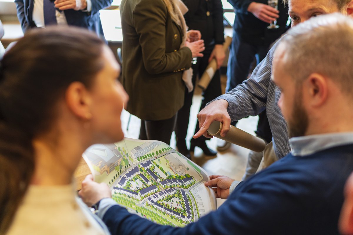 WADGL's tweet photo. De start van de bouw van de eerste 55 woningen van Fleur in Le Sud, aan de Groene Loper is feestelijk gevierd!  Naar verwachting kunnen de eerste bewoners medio 2024 hun nieuwe huis in Fleur Le Sud betrekken. 
Lees meer via https://t.co/3fwokGPA8Y
@BallastNedamDev @uitMaastricht https://t.co/zV2FZtiJPg