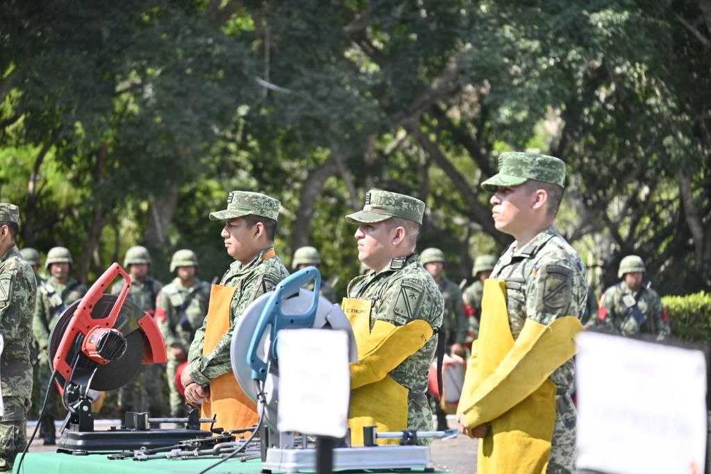 SSPGro's tweet photo. 🚨👮‍El titular de la @SSPGro, Evelio Méndez participó en la ceremonia de Destrucción de armamento decomisado por la @SEDENAmx , realizado en las instalaciones del 56 Batallón de Infantería, en el municipio de Acapulco.📣 
 https://t.co/sm1DLzwcoO https://t.co/cmFyaVLf3y