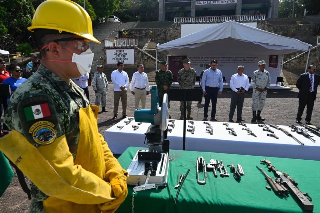 SSPGro's tweet photo. 🚨👮‍El titular de la @SSPGro, Evelio Méndez participó en la ceremonia de Destrucción de armamento decomisado por la @SEDENAmx , realizado en las instalaciones del 56 Batallón de Infantería, en el municipio de Acapulco.📣 
 https://t.co/sm1DLzwcoO https://t.co/cmFyaVLf3y