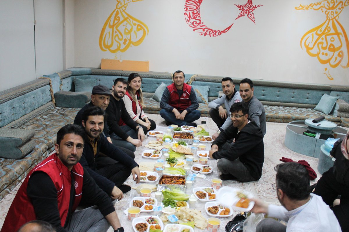 gsb_hilvangmm's tweet photo. Ramazan birlikte daha güzel.
Gençlik Çalışanlarımız, Eğitmenlerimiz  ve Gönüllü Gençlerimizle birlikte Gençlik Merkezimizde kendi elleriyle yaptığı menülerden oluşan bol sohbetli bir iftar programı gerçekleştirdik.

#MerkezimdeRamazan https://t.co/qD2JecTbaD
