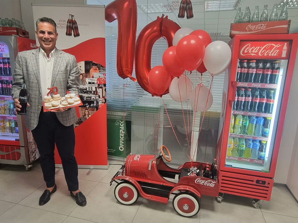 Que gran día, hace 70 años que <a href="/CocaColaEP_es/">Coca-Cola EP Iberia</a> llegó a España y lo hemos celebrado por todo lo alto, con los compañeros de todo el país y especialmente con los de #Alicante. #70cocacolaespaña #cumpleañoscocacola #historiacocacola #bibilandiacookies