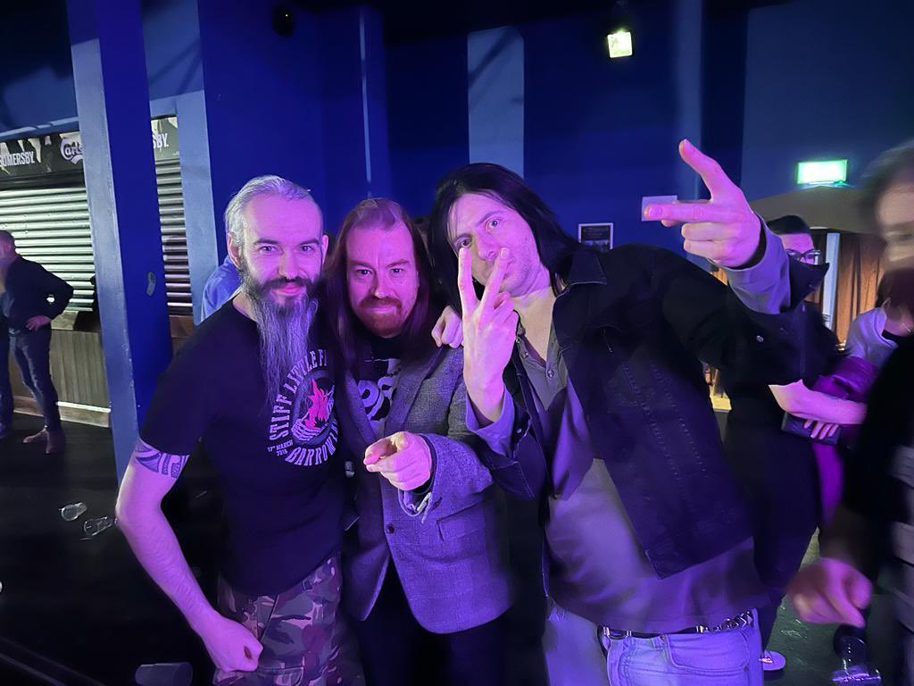 Forgot to post this last week, but bumped into the legend that is <a href="/DEvansmusic/">Duncan Evans</a> at a Stiff Little Fingers gig last week!
Spotted the friendly face across the venue 😁