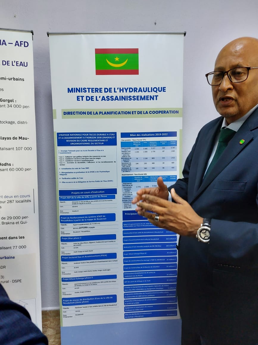 FranceenRIM's tweet photo. Riches échanges entre le Ministre de l’Hydraulique et de l'Assainissement 🇲🇷, SEM Sidi Mohamed Ould Taleb Amar, @RiouxRemy, l'ambassadeur de 🇫🇷 et @AJoyandet autour de l’appui de l'@AFD_France au secteur de l’eau en 🇲🇷 depuis plus de 40 ans. https://t.co/Tv63oU2rdR