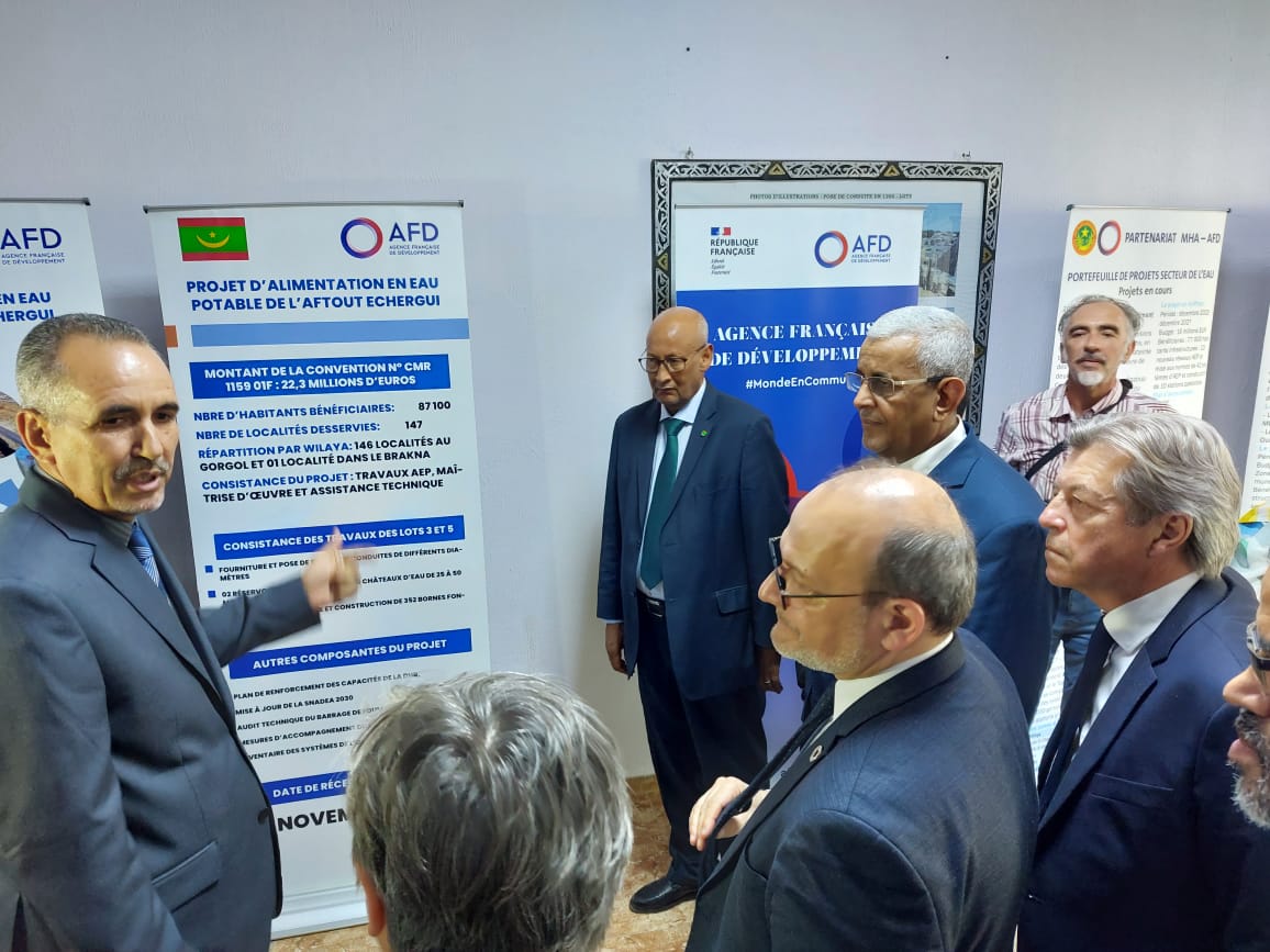 FranceenRIM's tweet photo. Riches échanges entre le Ministre de l’Hydraulique et de l'Assainissement 🇲🇷, SEM Sidi Mohamed Ould Taleb Amar, @RiouxRemy, l'ambassadeur de 🇫🇷 et @AJoyandet autour de l’appui de l'@AFD_France au secteur de l’eau en 🇲🇷 depuis plus de 40 ans. https://t.co/Tv63oU2rdR