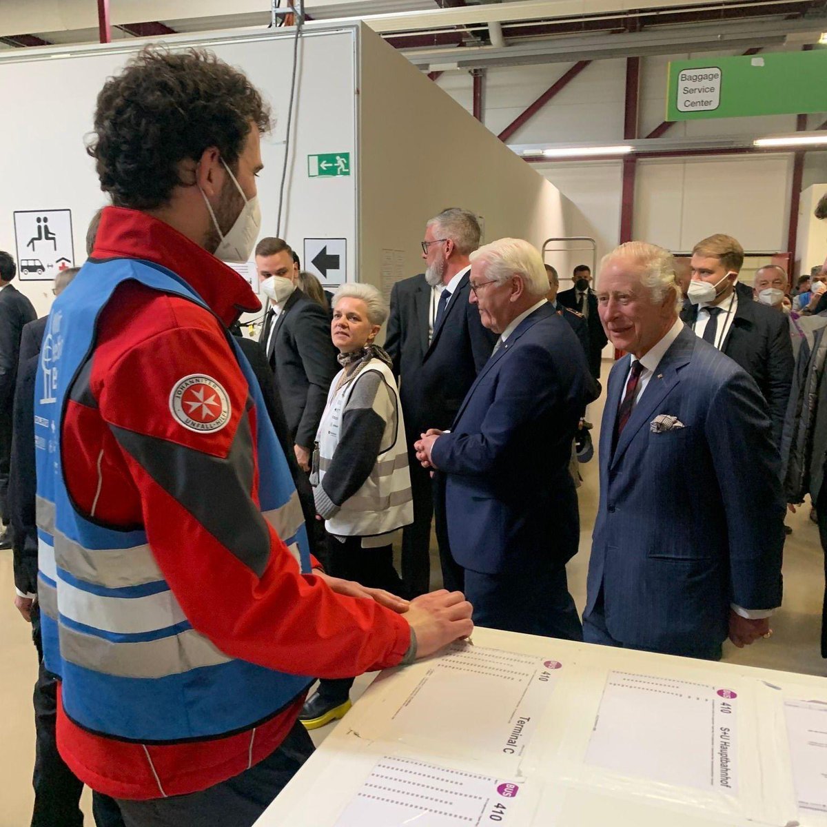 OStJUSA's tweet photo. Great to see our #SovereignHead at refugee arrival center. He chatted with displaced Ukrainians and members of @johanniter—the voluntary humanitarian organization affiliated with the German #OrderOfStJohn.
#ProUtilitateHominum
#OneStJohn
@JOINbrussels
@RoyalFamily
@StJohnINTL https://t.co/GZ9QhX19i4