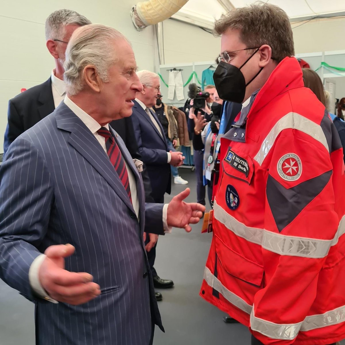 OStJUSA's tweet photo. Great to see our #SovereignHead at refugee arrival center. He chatted with displaced Ukrainians and members of @johanniter—the voluntary humanitarian organization affiliated with the German #OrderOfStJohn.
#ProUtilitateHominum
#OneStJohn
@JOINbrussels
@RoyalFamily
@StJohnINTL https://t.co/GZ9QhX19i4
